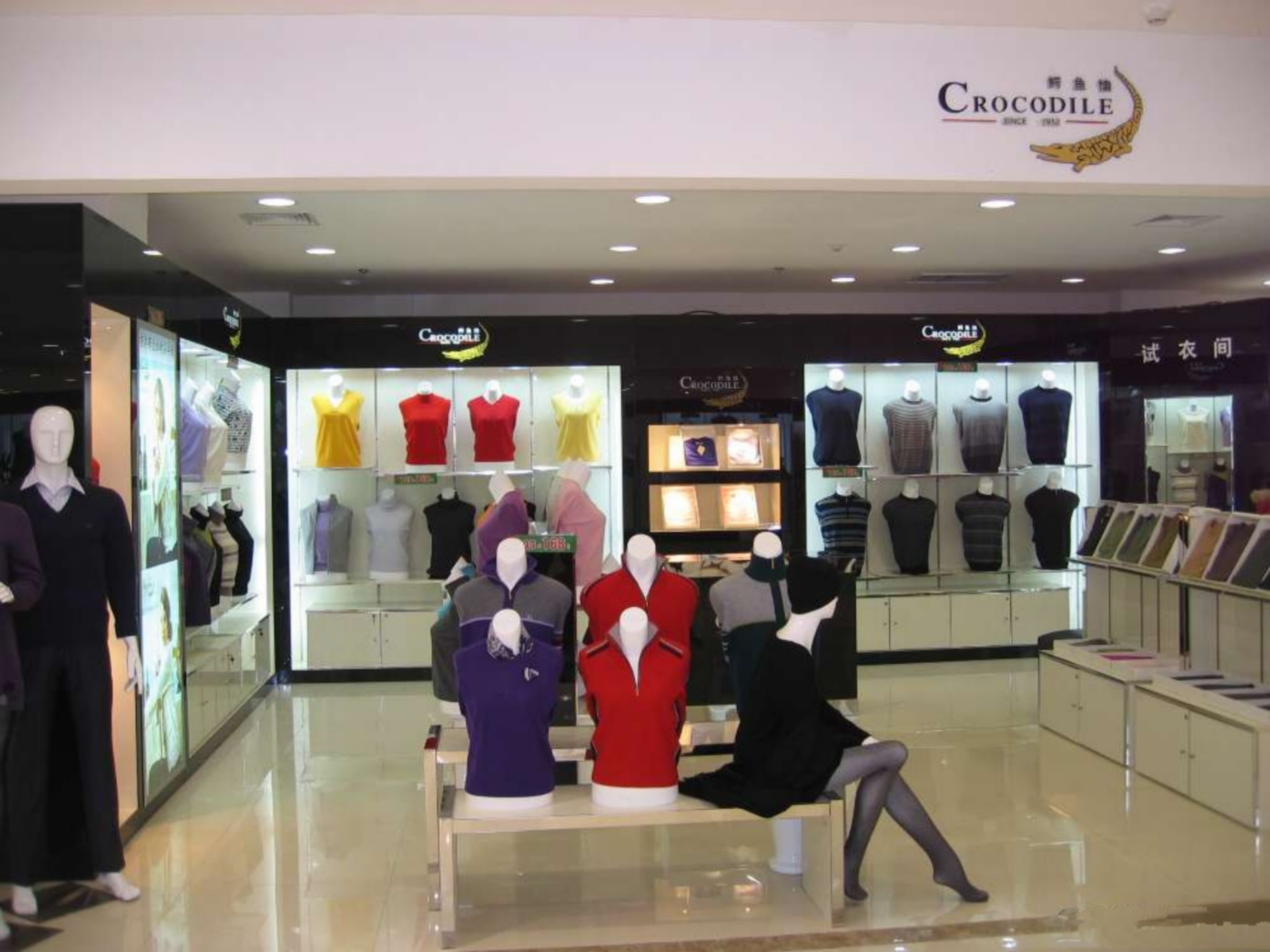 男女服装展柜