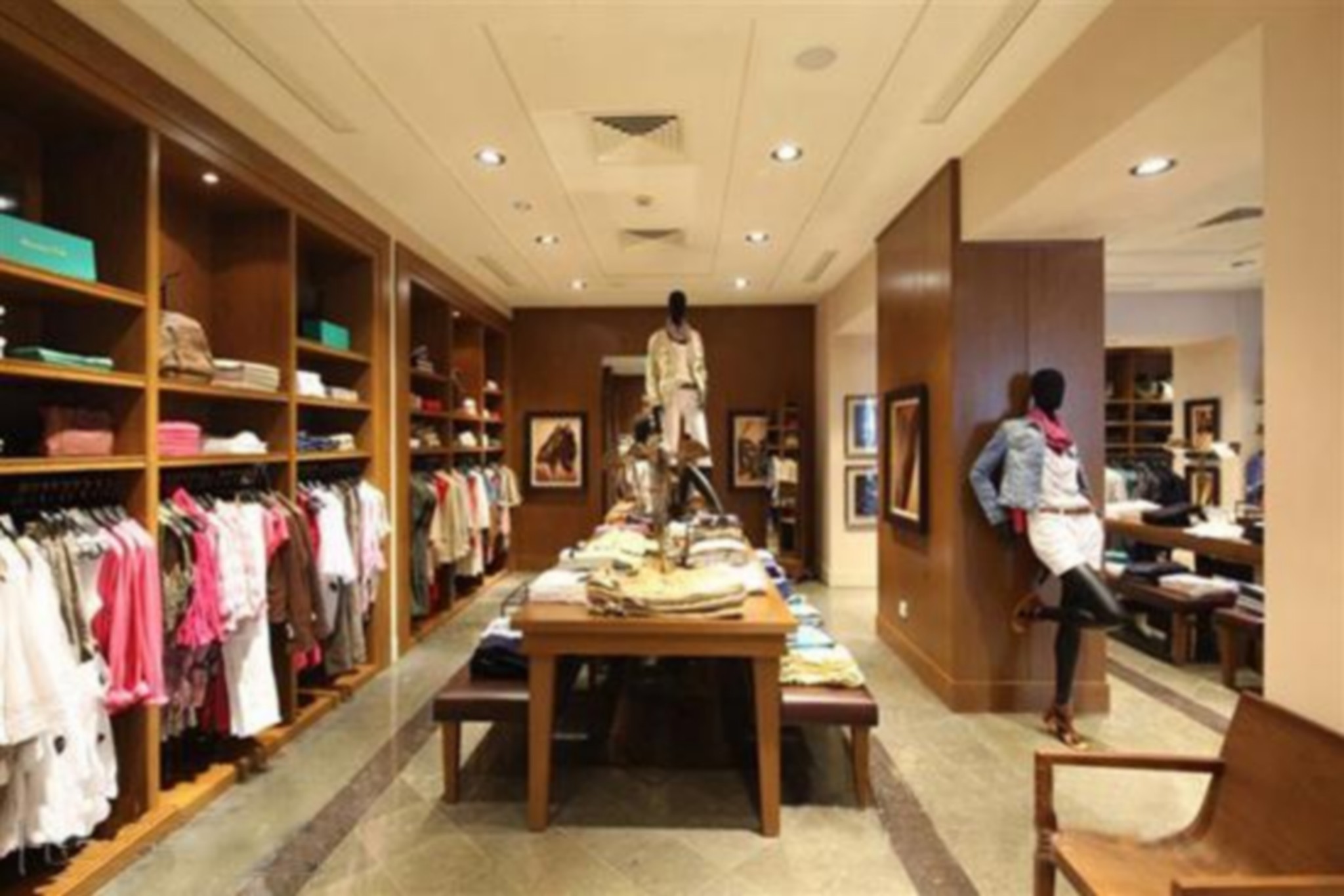 男女服装展柜